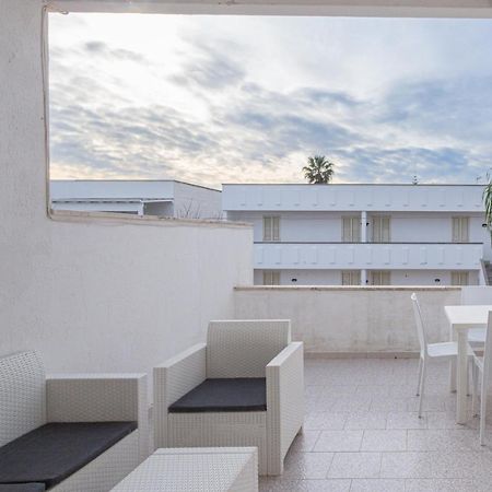 Appartamento A 150 M Dal Mare Climatizzato Con Bellissimo Patio Esterno Torre Pali Ngoại thất bức ảnh