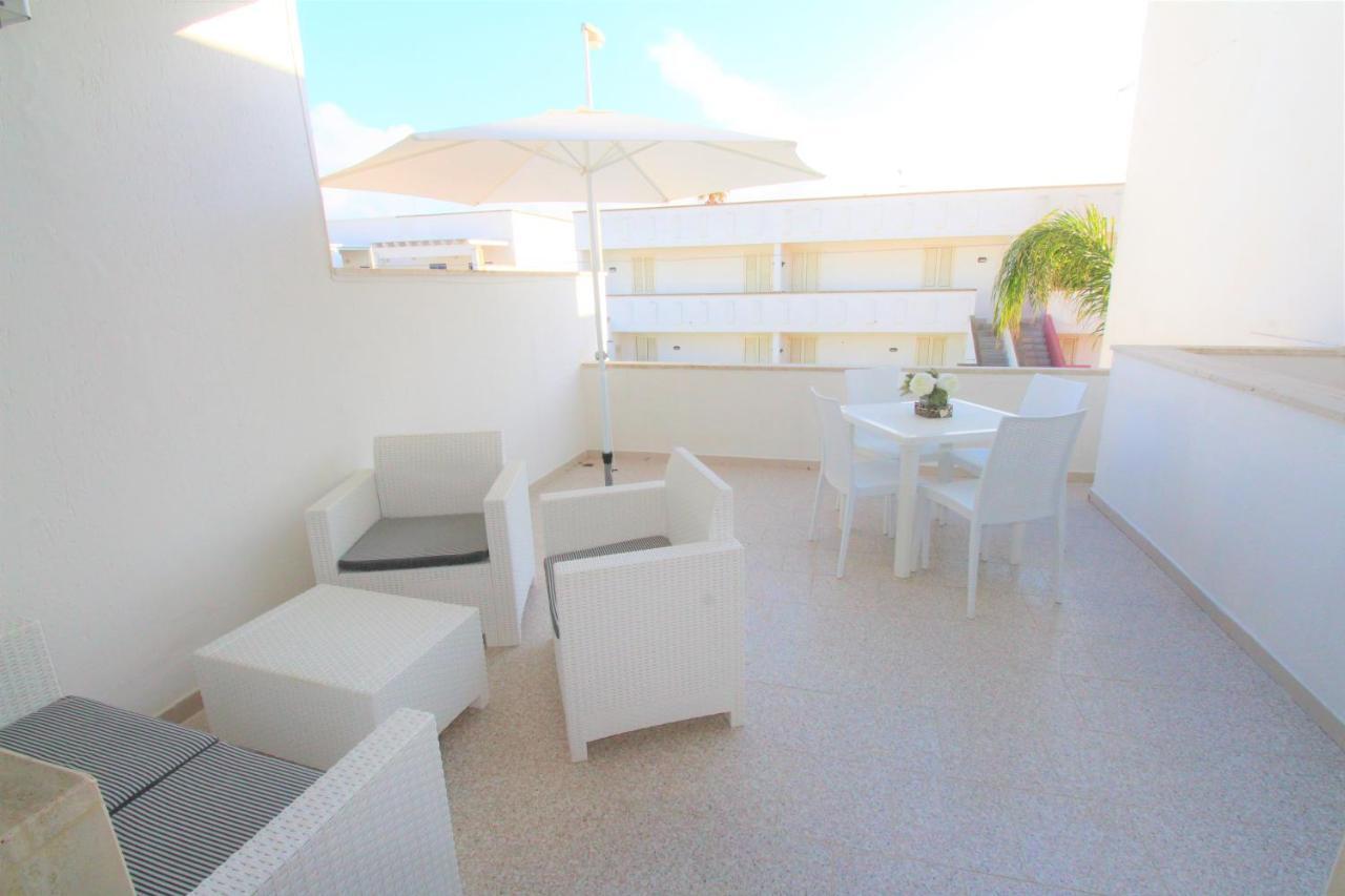 Appartamento A 150 M Dal Mare Climatizzato Con Bellissimo Patio Esterno Torre Pali Ngoại thất bức ảnh