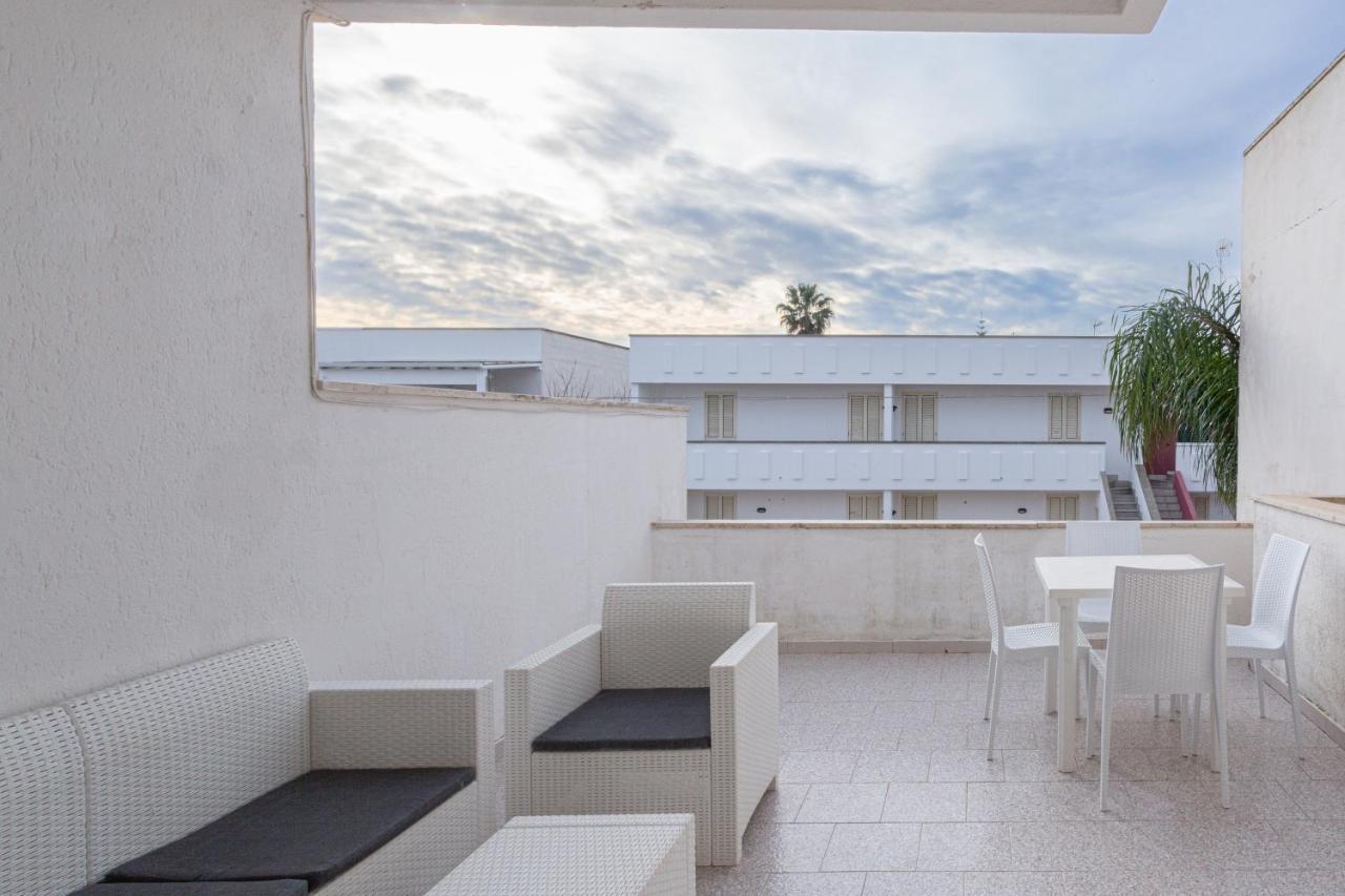 Appartamento A 150 M Dal Mare Climatizzato Con Bellissimo Patio Esterno Torre Pali Ngoại thất bức ảnh